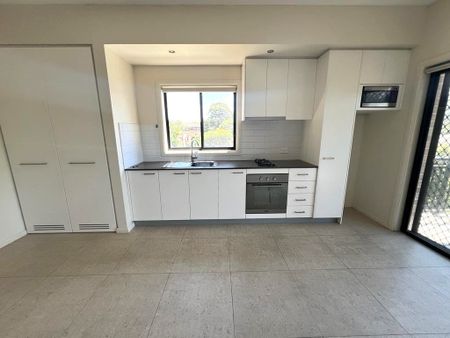 STUDIO APARTMENT IN THE HEART OF BANKSTOWN - Photo 2