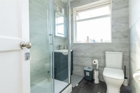 3 bed House - Semi-Detached To Let - Photo 5