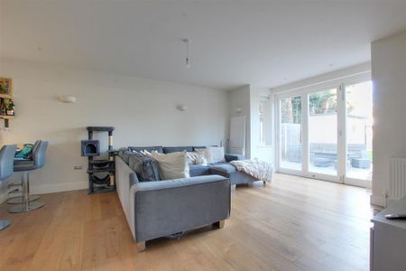 3 bedroom flat to rent - Photo 2