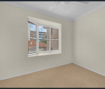 Light & Bright in Leafy Langshaw St - Photo 4