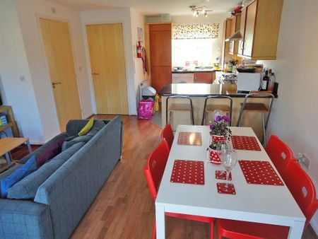 4 bedroom end of terrace house to rent - Photo 2