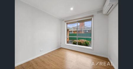 Stylish Family Townhouse in Prestigious Glen Waverley Secondary College Zone - Photo 5