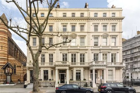 A bright and spacious three bedroom apartment based on the third floor of this impressive period building with lift access and offered on an unfurnished basis. - Photo 5