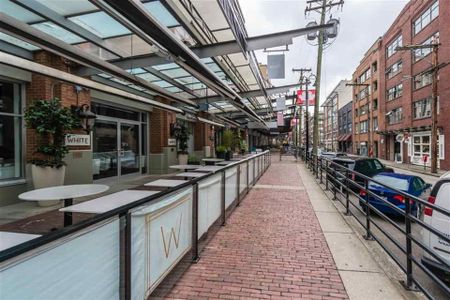 GORGEOUS 1 BEDROOM IN HEART OF YALETOWN - Photo 2