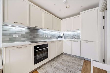 A rare opportunity to rent a spacious triplex home with its own front door access, located at Huntley Wharf, just a short walk away from Reading Train Station. - Photo 4