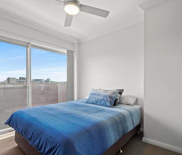 Modern Two-Bedroom Apartment with Stunning Views - Photo 4