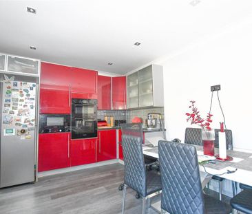 3 bedroom end of terrace house to rent - Photo 2