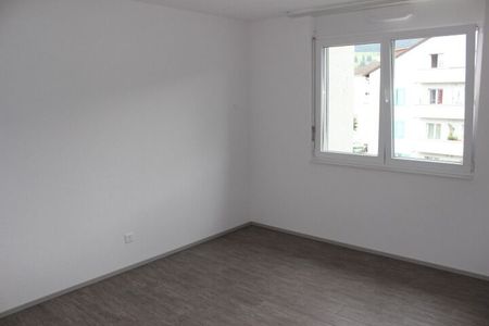 A welcoming residence surrounded by greenery - Photo 4