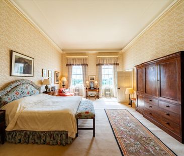 A distinguished 17th Century country house of exceptional scale and grandeur, set within a private and secluded estate. - Photo 3
