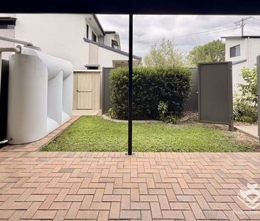 Renovated Spacious Townhouse with Ducted Air Con - Photo 5