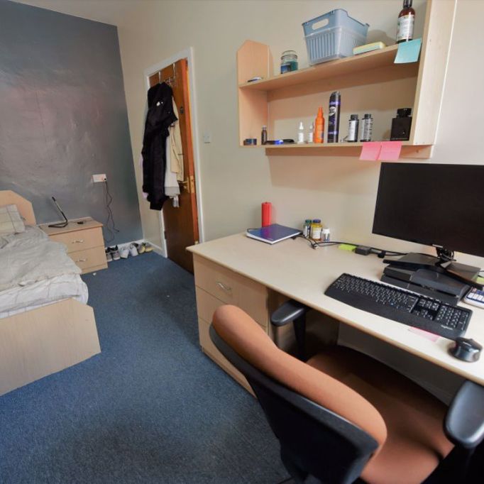 3 bedroom House in Harold Place, Leeds - Photo 1