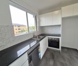 Bright Top Floor Newly Renovated Apartment - Photo 3