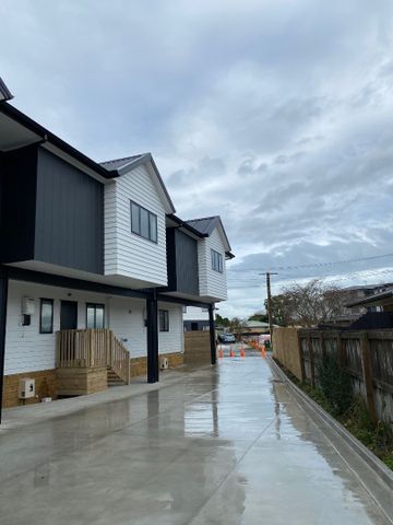 These are near new studio rooms, within walking distance to local shops and University. - Photo 2