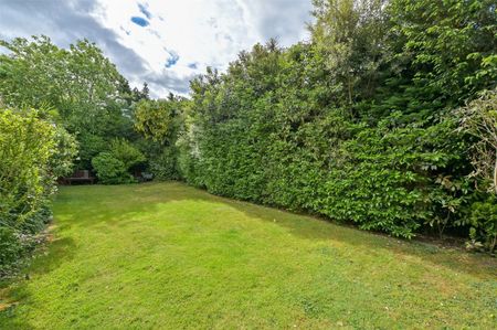 Spacious five bedroom family home with stunning open plan living and large private garden - Photo 2
