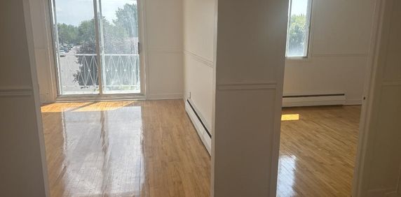 Vimont, 4 1/2, chauffe et eau chaude fourni, pres de toutes les commoditées, bois franc,(crystal), locker au sous-sol, intercom, poss.stationnement - Photo 2