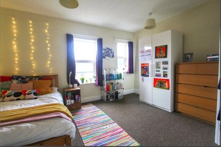 5 bedroom semi-detached house to rent - Photo 4