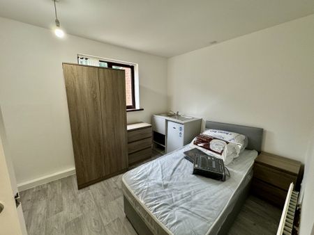 A shared home with good access to local amenities, public transport links and all major routes, INCLUSIVE OF UTILITY BILLS!! 1 en-suite room, only suitable for a single occupancy - Photo 2