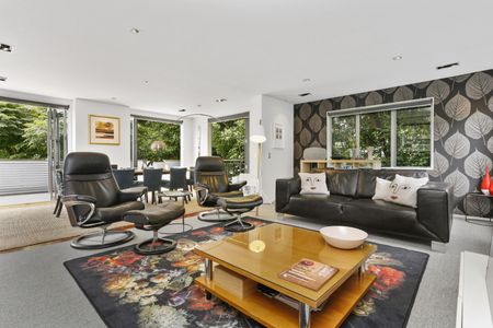 Executive-Styling, Easy Living! - Photo 2