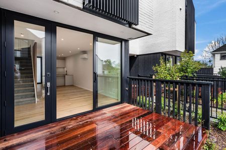 Well presented architecturally designed townhouse - Photo 3
