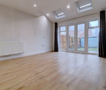 4 bedroom mid terraced house to rent - Photo 2