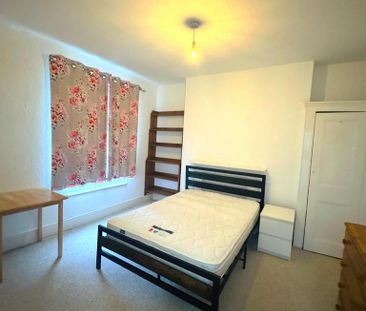 4 bedroom flat to rent - Photo 3