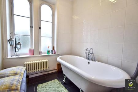 4 bedroom detached house to rent - Photo 4