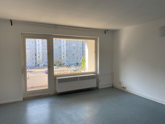 Helles Zimmer mit Balkon innerhalb einer 3er-WG // 3.OG li, Zi 0150 - Photo 1