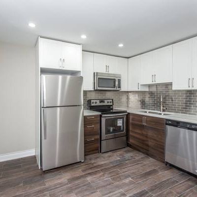 Renovated 2 Bedroom with private balcony: Bloor and Spadina - Photo 1