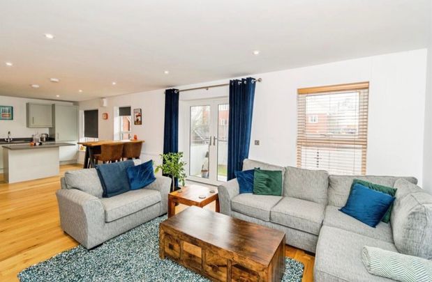 3 Bed Flat, Church End, SO15 - Photo 1