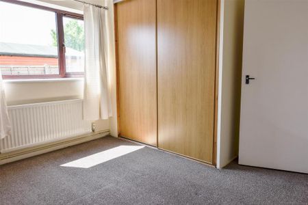 2 bedroom detached bungalow to rent - Photo 2