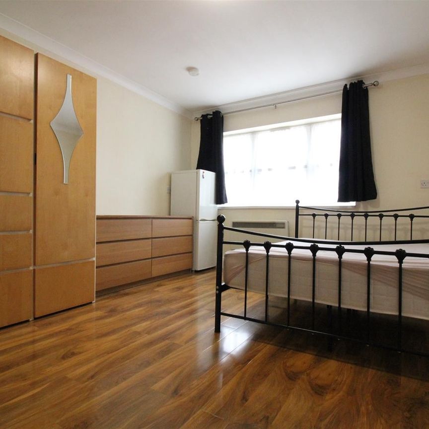 Chertsey Bridge Road, Chertsey - Photo 1