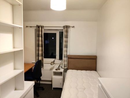 4 bedroom semi-detached house to rent - Photo 4