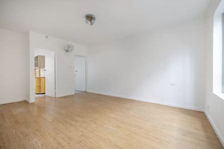 Bright and spacious studio apartment - Photo 2