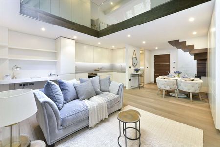 A fantastic split level one bedroom apartment situated in a prime Chelsea location just moments from all the amenities of the Fulham Road. - Photo 3