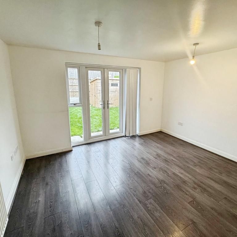 4 bedroom semi-detached house to rent - Photo 1