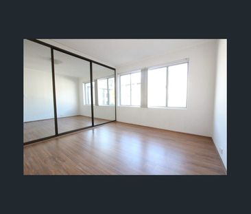 Spacious Unit - Photo 2