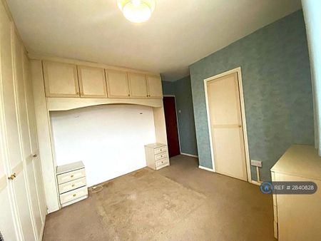 3 bedroom flat to rent - Photo 3