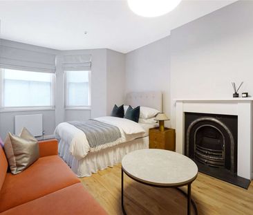 Brilliant studio flat in South Kensington located in a prime position. - Photo 2