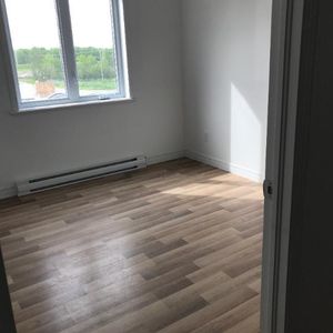 Superbe logement 3 1/2 + bureau à St-Nicolas, 1ier étage, climatisé, 2 STATIONNEMENTS EXTÉRIEURS INCLUS, LIBRE LE 1ier décembre 2025. - Photo 2