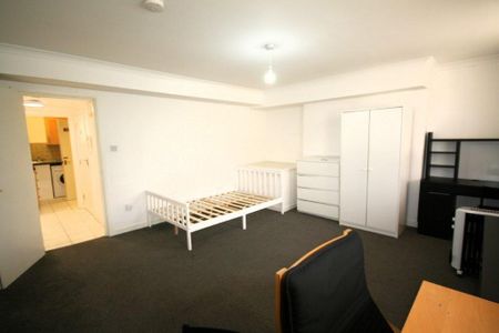 Studio Flat, Whitechapel Road, E1 - Photo 3