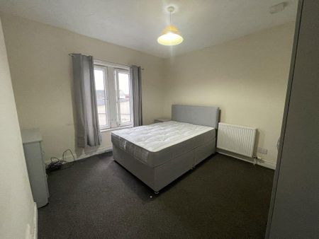 1 bedroom in a house share to rent - Photo 2
