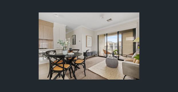 Executive Living in Sought After Suburb! - Photo 1