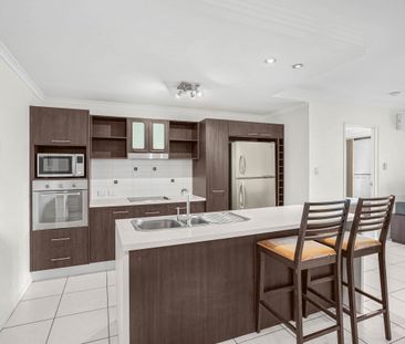 Modern top floor furnished unit close to town! - Photo 4