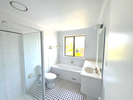 Spacious 3 Bedroom Townhouse in Fabulous Location - Photo 5