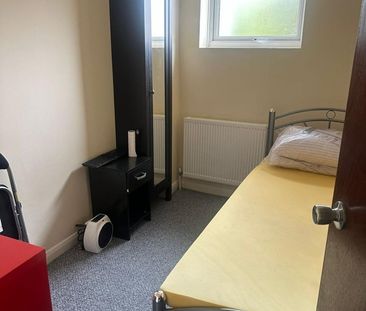 Room in a Shared House, Queens Road, E11 - Photo 2