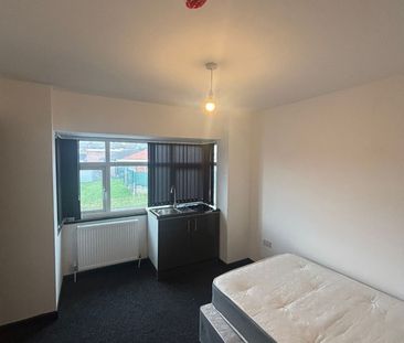 Studio Flat, Moston Lane, M9 - Photo 2