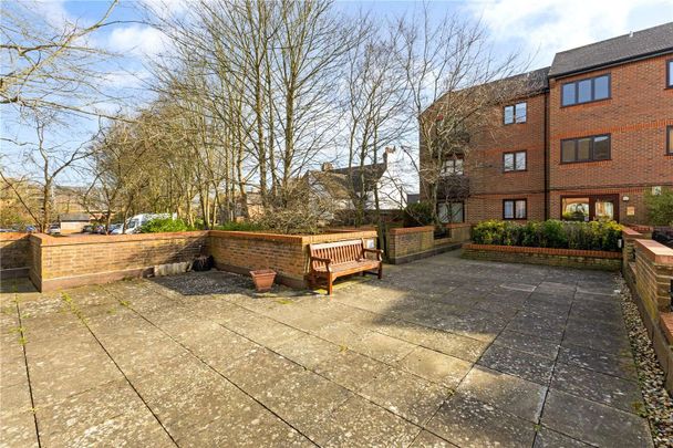 A modern one bedroom apartment on the 3rd floor of a purpose built block benefiting from allocated parking. - Photo 1