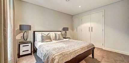 2 bedroom flat in London - Photo 2