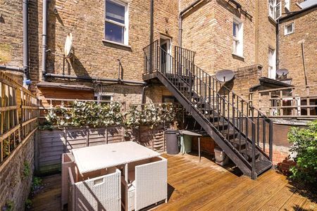 A smart two bedroom flat with private garden, on the raised ground floor of a double fronted Victorian house in Shepherd's Bush. - Photo 4