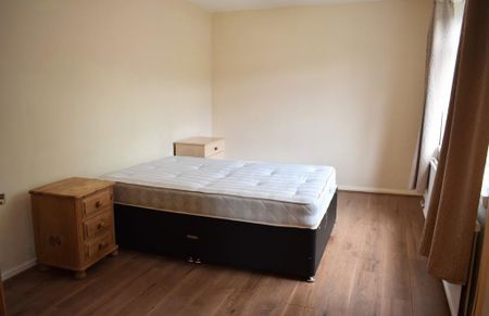 4 bedroom semi-detached house to rent - Photo 3